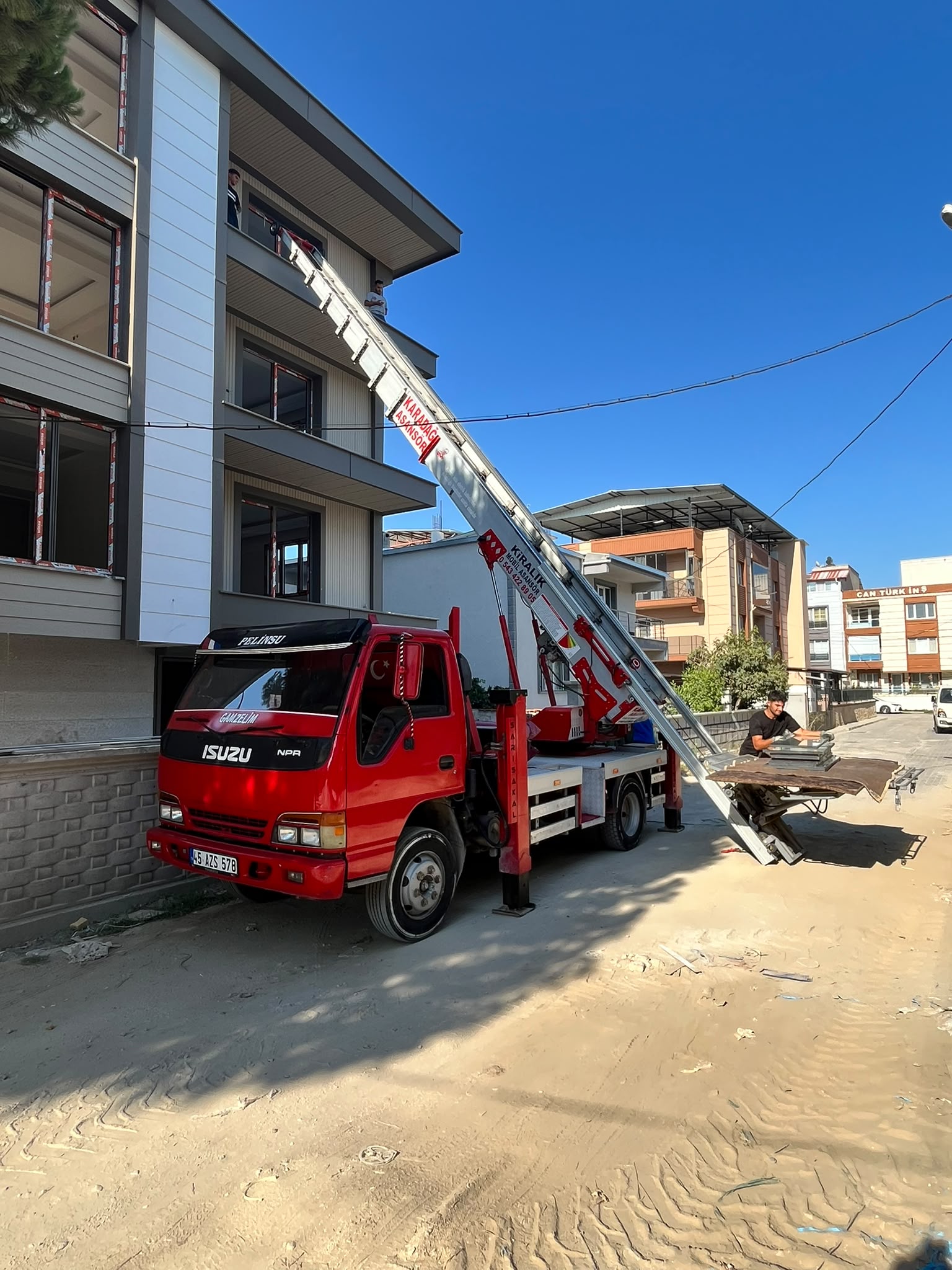 Manisa kiralık asansör iş sahasında çalışırken