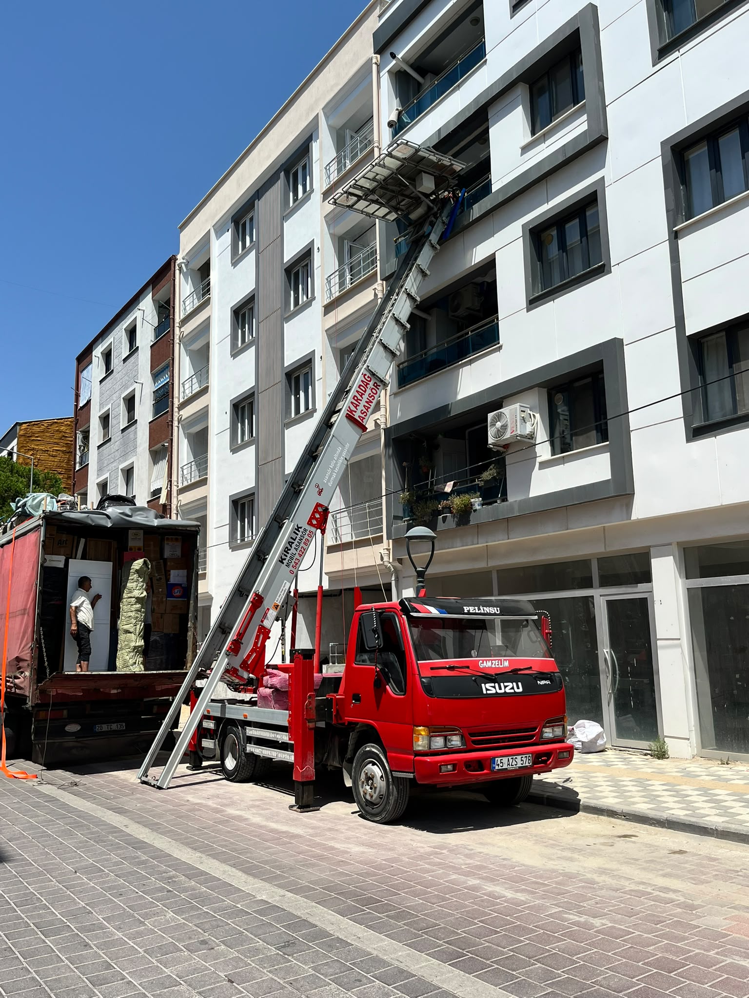 Manisa kiralık mobil asansör aracı çalışırken